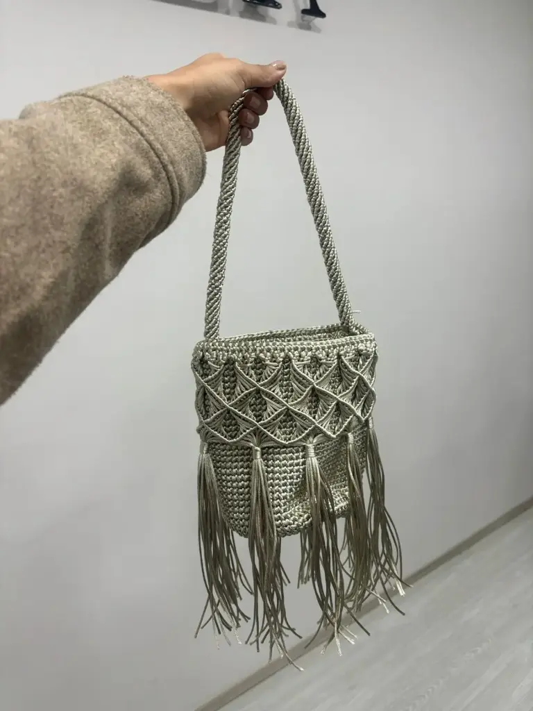 0801- Cartera plateada macrame corta