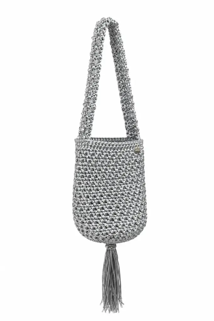 0919 - Cartera tejida cola plateada