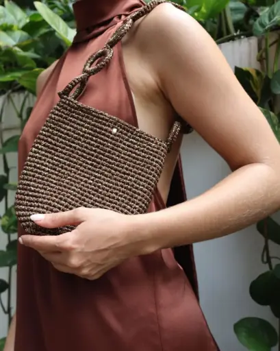 0888 - Cartera tejida aros cafe