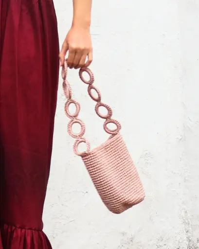 0890 - Cartera tejida aros rose brillos 